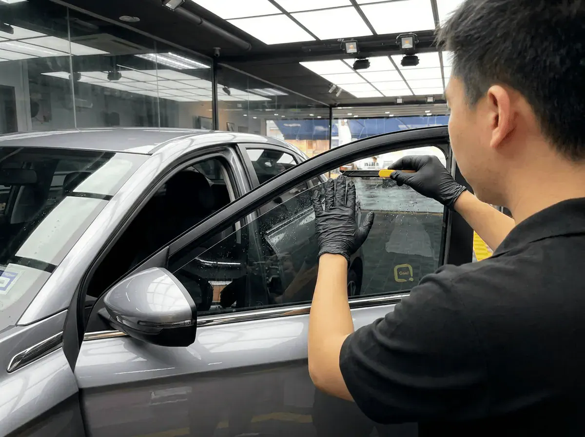 Pemotongan filem tepat semasa pemasangan tinted pada Proton S70
