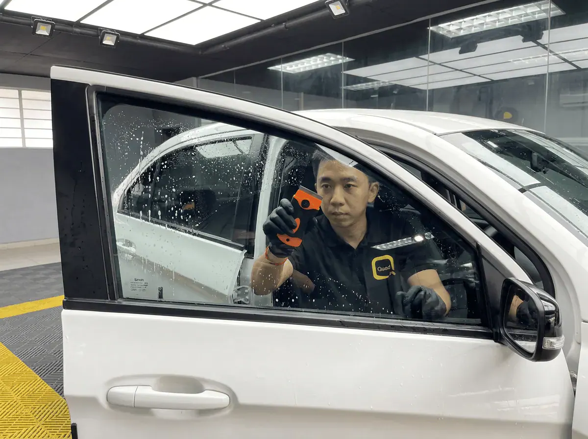 Pembersihan cermin lima peringkat semasa pemasangan tinted pada Proton Saga