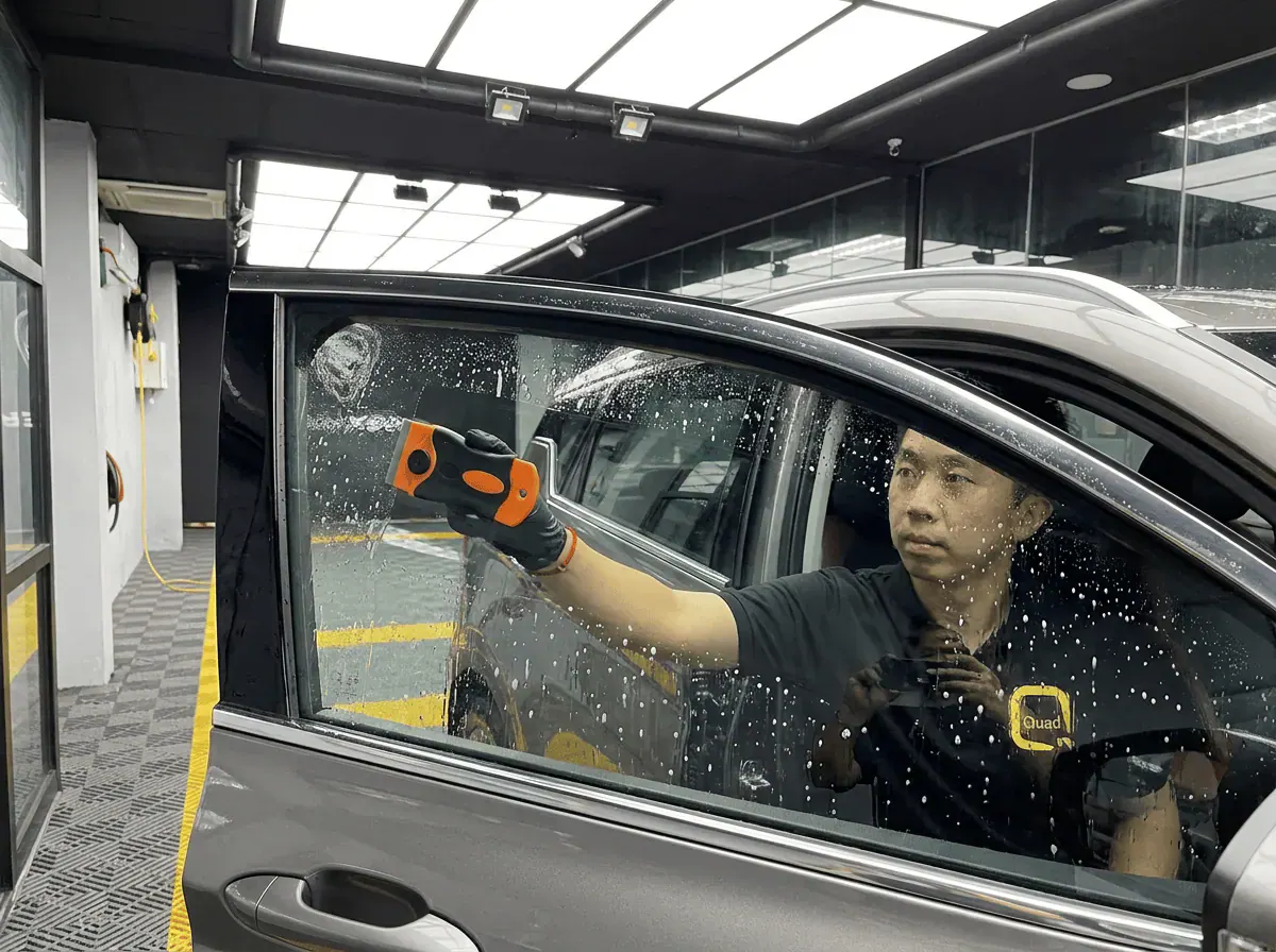 Pembersihan cermin lima peringkat semasa pemasangan tinted pada Proton X50