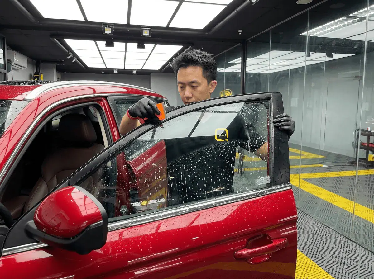 Pembersihan cermin lima peringkat semasa pemasangan tinted pada Proton X70