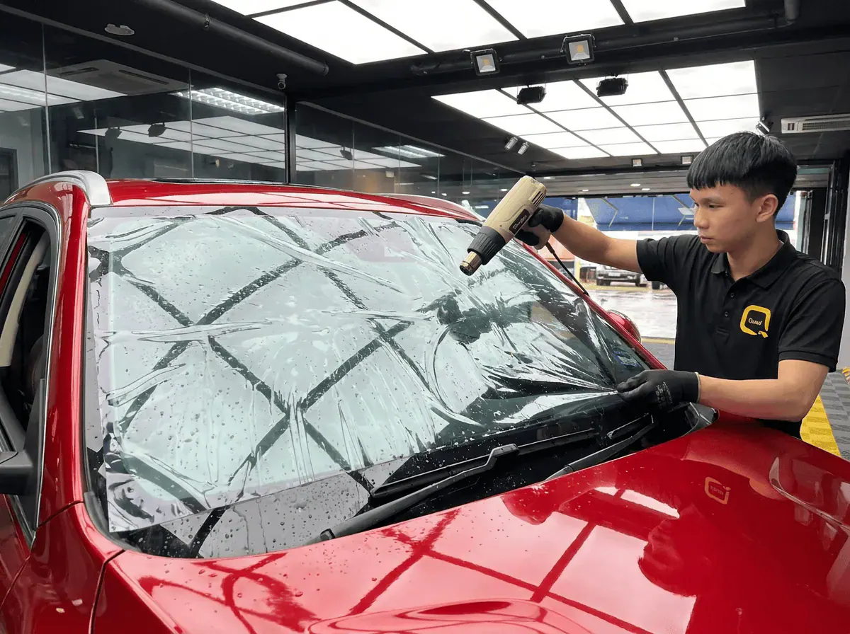 Pengecutan haba terkawal semasa pemasangan tinted pada Proton X70