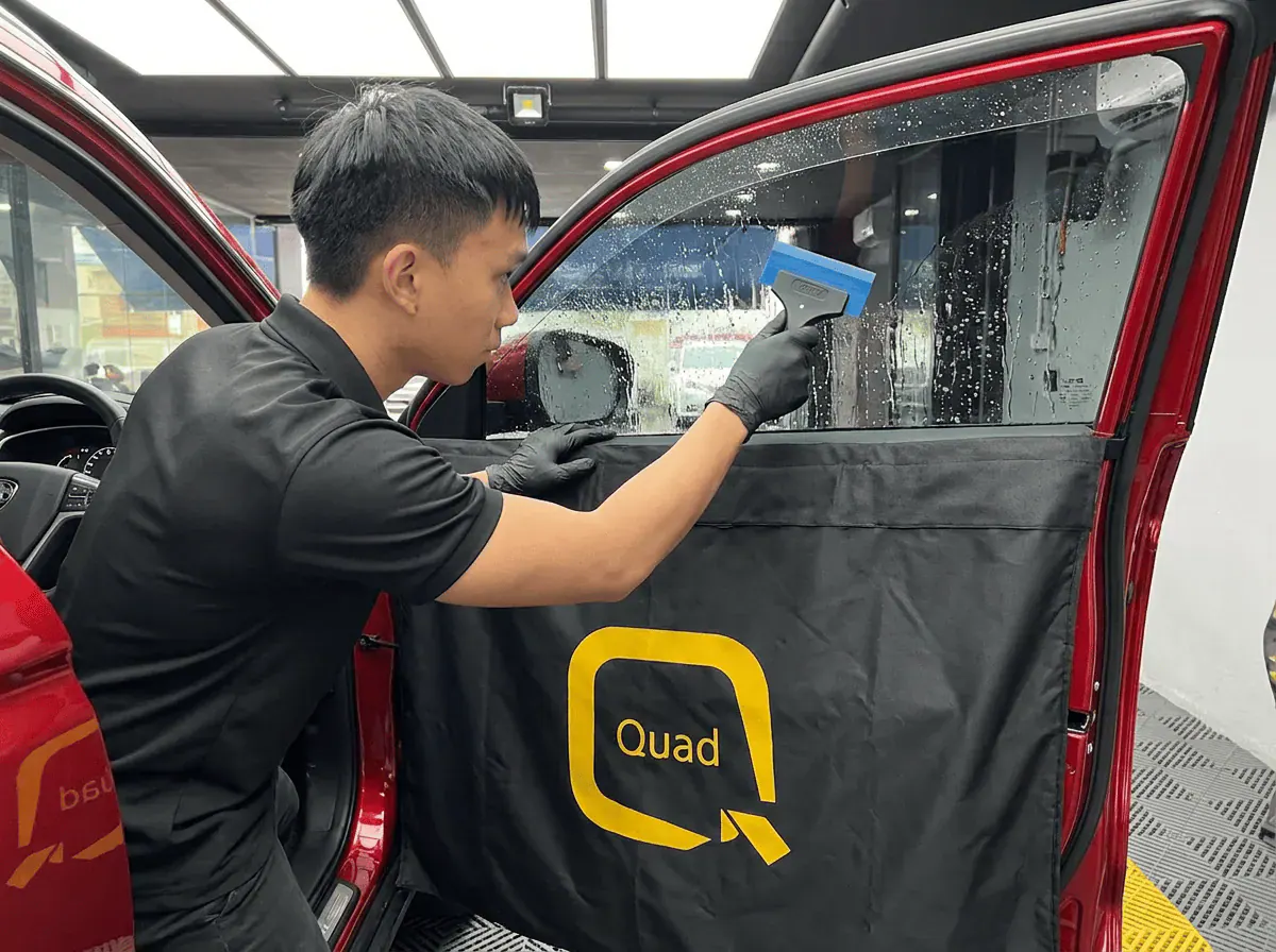 Pemasangan filem dan penyingkiran air semasa pemasangan tinted pada Proton X70