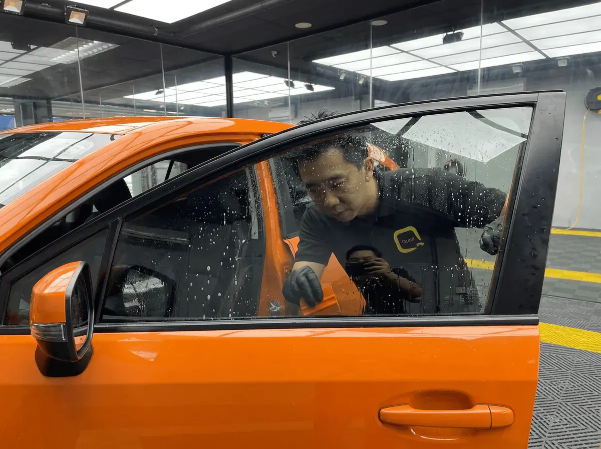 Pembersihan cermin lima peringkat semasa pemasangan tinted pada Subaru Crosstrek