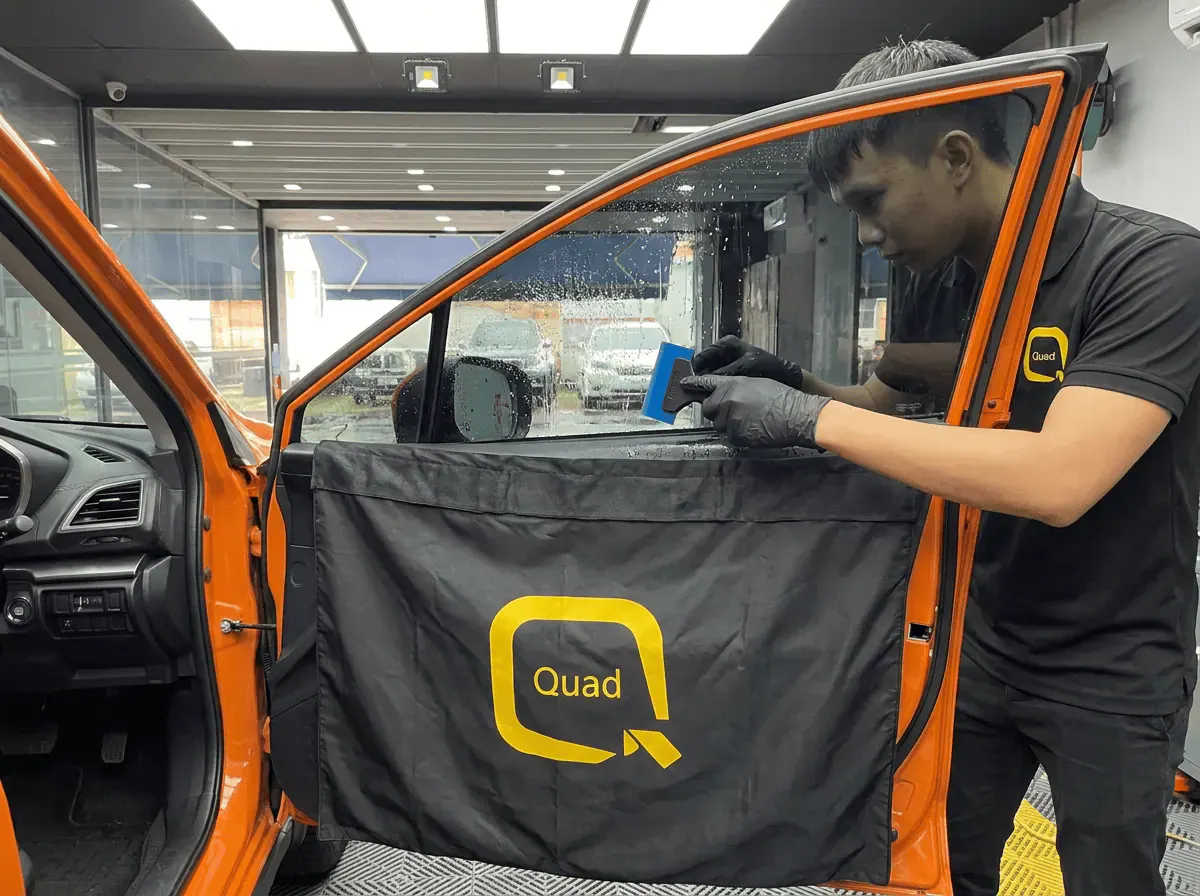 Pemasangan filem dan penyingkiran air semasa pemasangan tinted pada Subaru Crosstrek