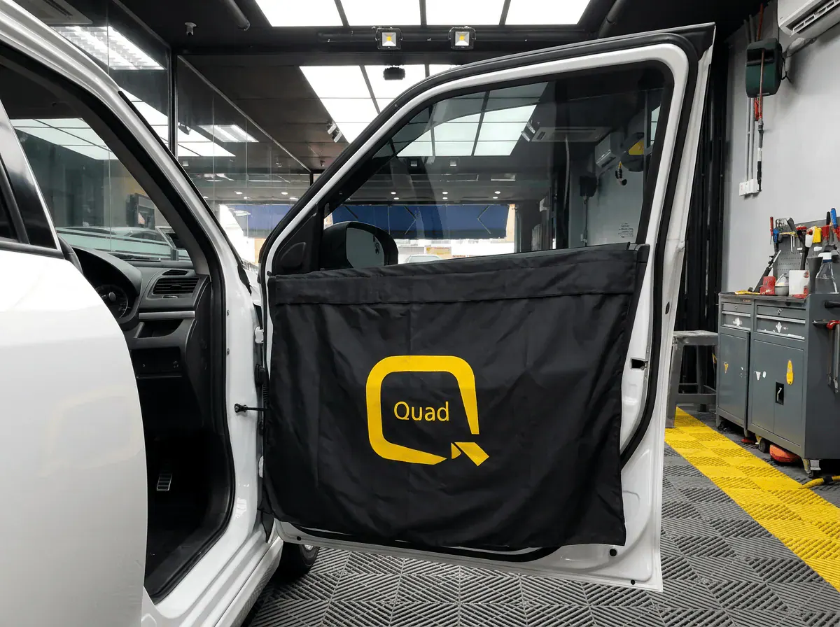 Perlindungan panel pintu semasa pemasangan tinted pada Suzuki Swift