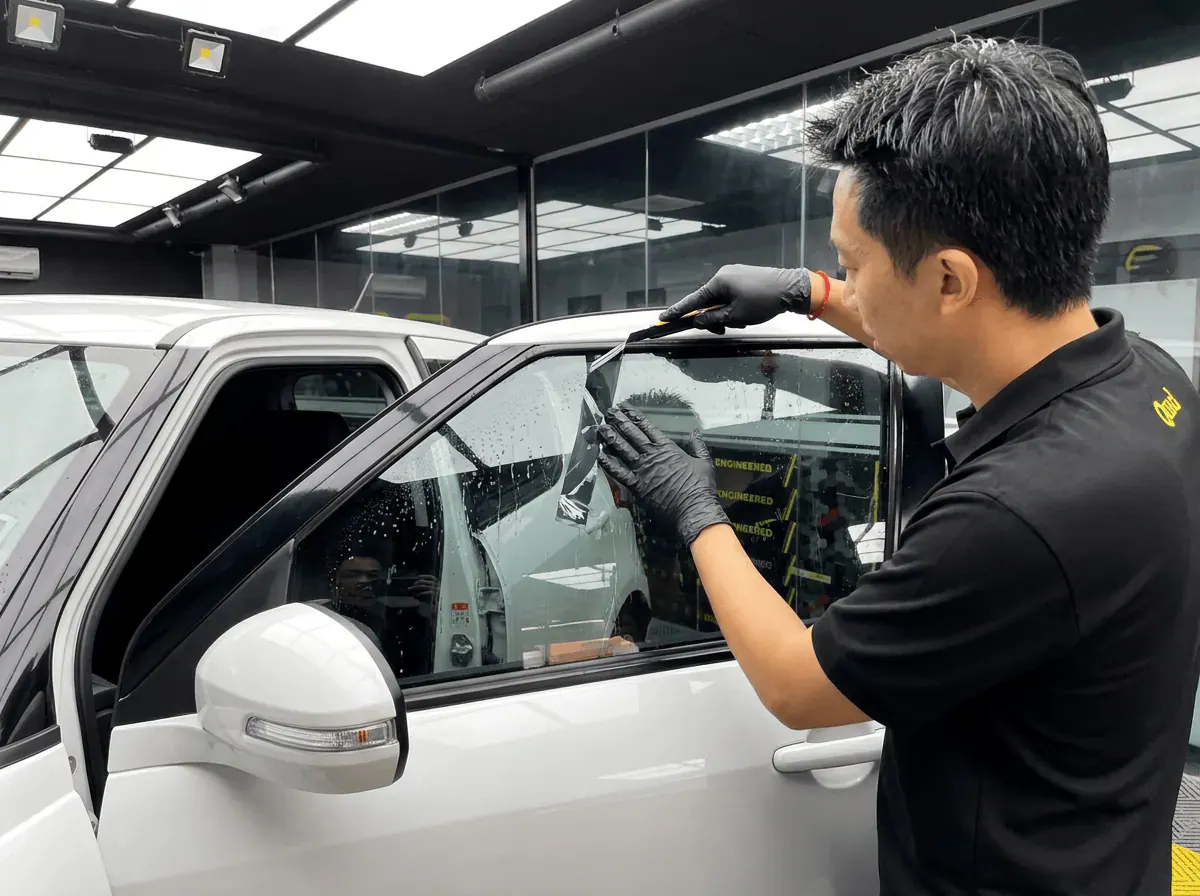 Pemotongan filem tepat semasa pemasangan tinted pada Suzuki Swift