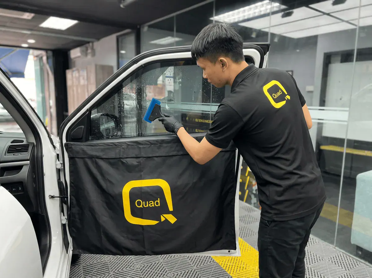 Pemasangan filem dan penyingkiran air semasa pemasangan tinted pada Suzuki Swift