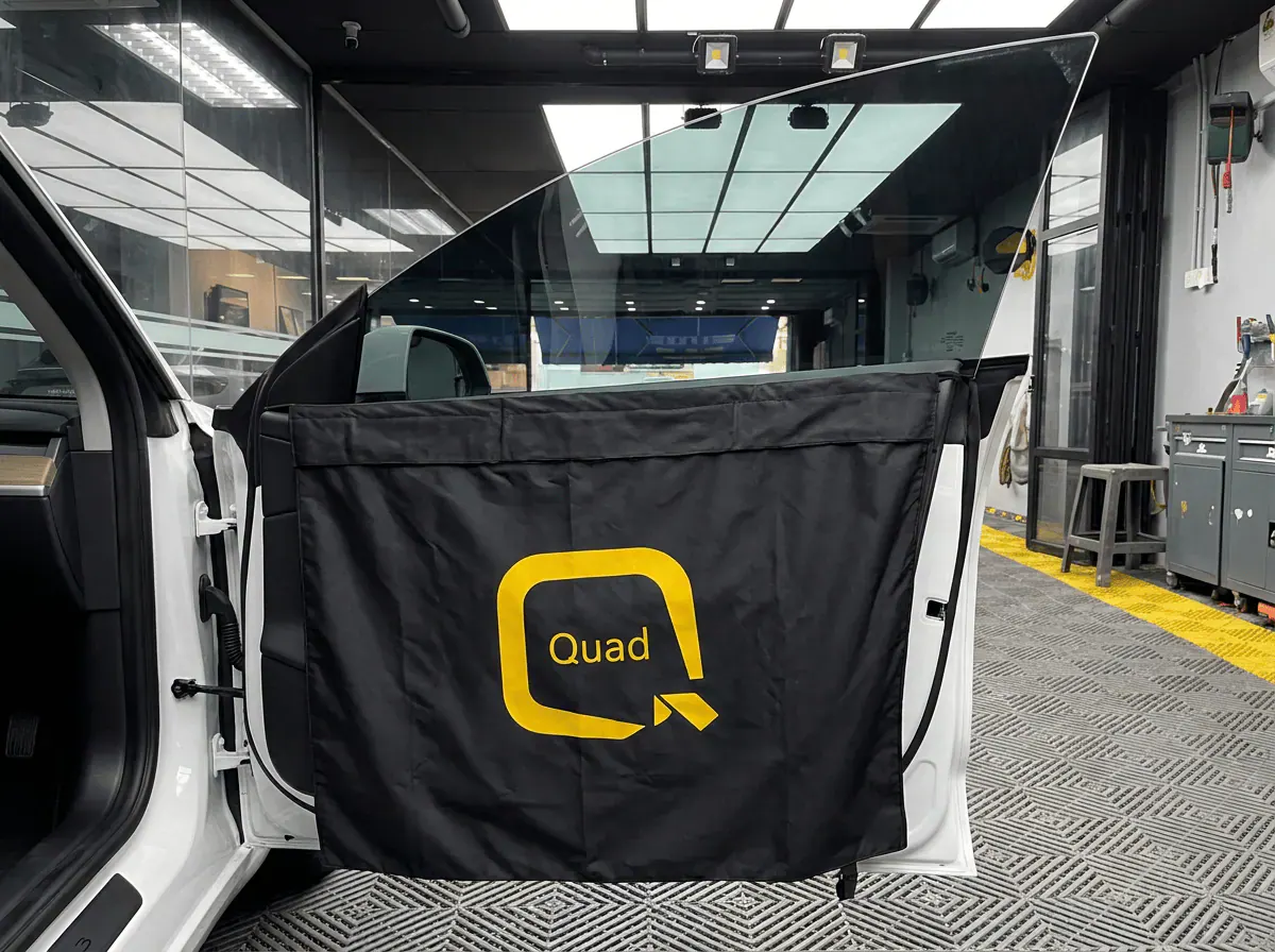 Perlindungan panel pintu semasa pemasangan tinted pada Tesla Model 3