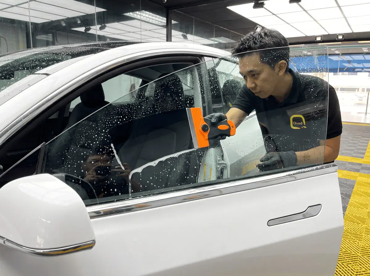 Pembersihan cermin lima peringkat semasa pemasangan tinted pada Tesla Model 3