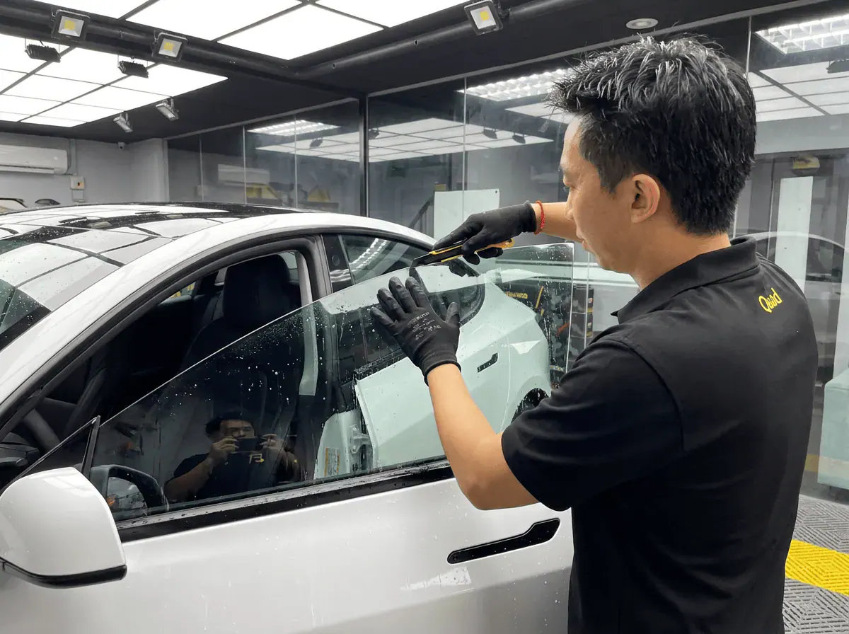 Pemotongan filem tepat semasa pemasangan tinted pada Tesla Model 3