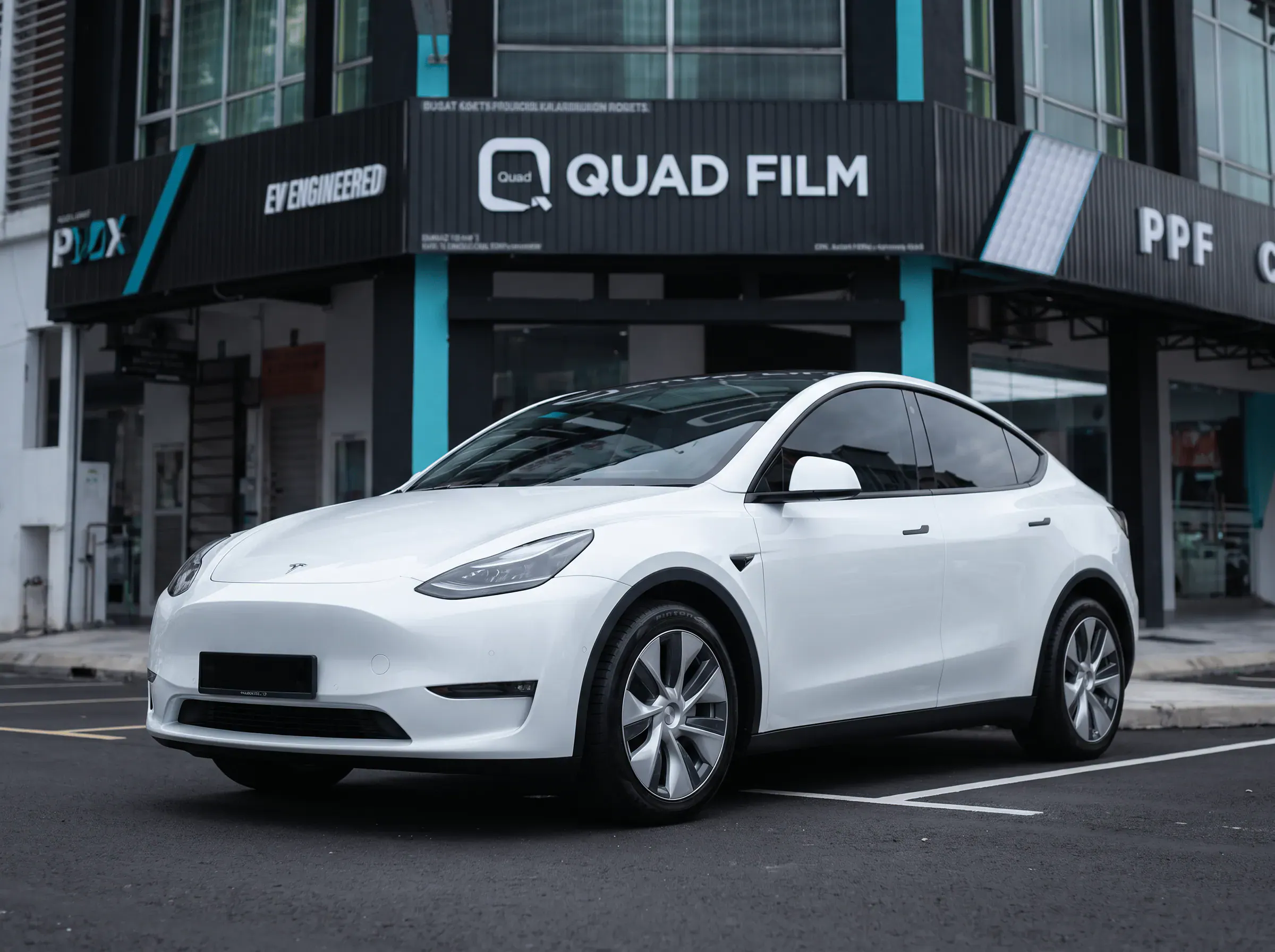 Tesla Model Y selepas pemasangan tinted QUAD Film