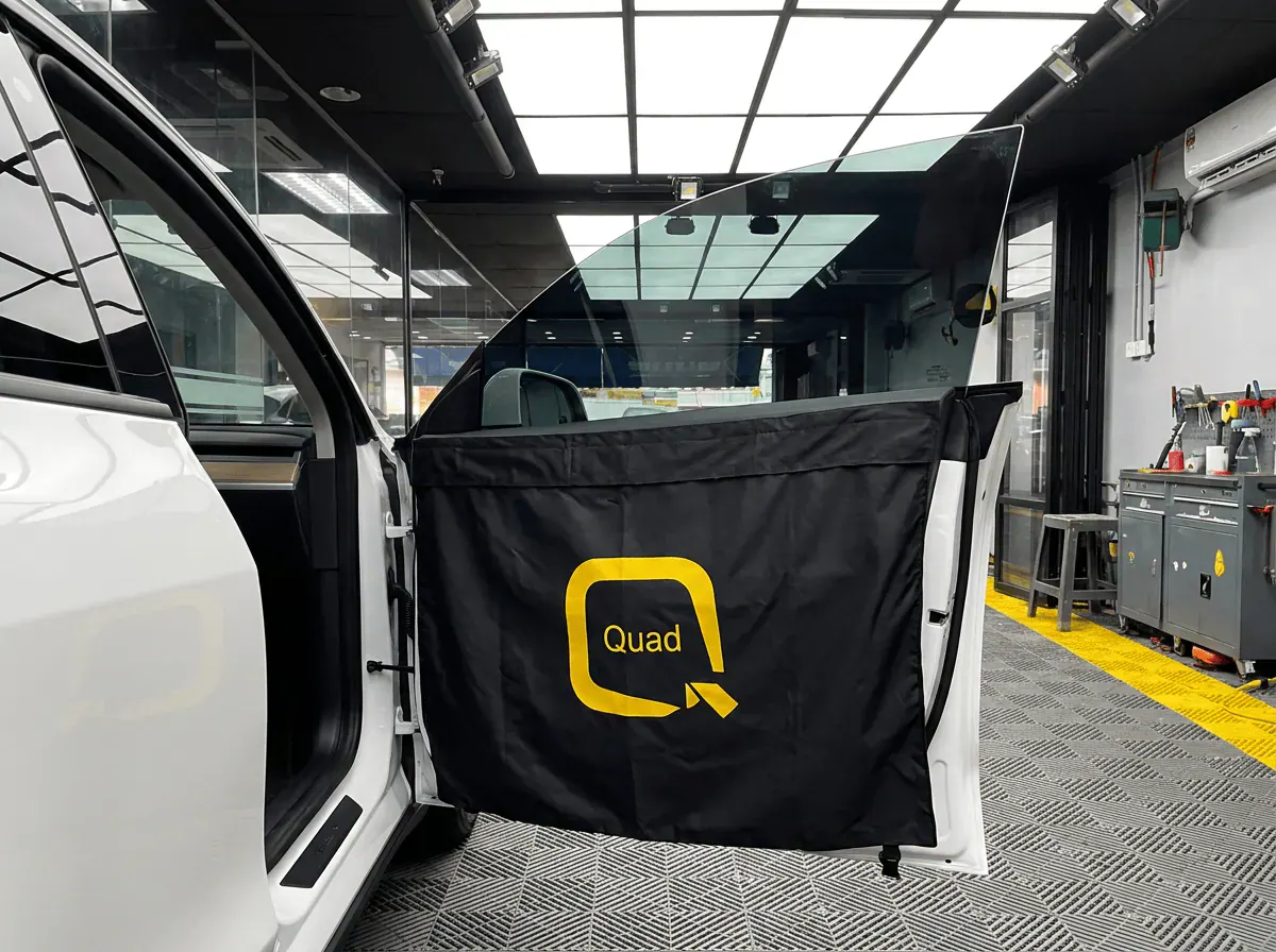 Perlindungan panel pintu semasa pemasangan tinted pada Tesla Model Y