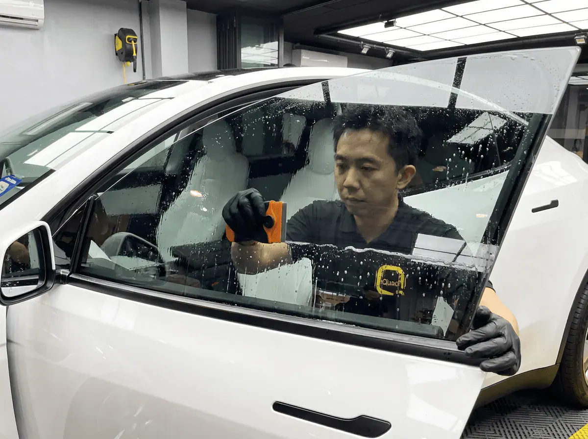 Pembersihan cermin lima peringkat semasa pemasangan tinted pada Tesla Model Y