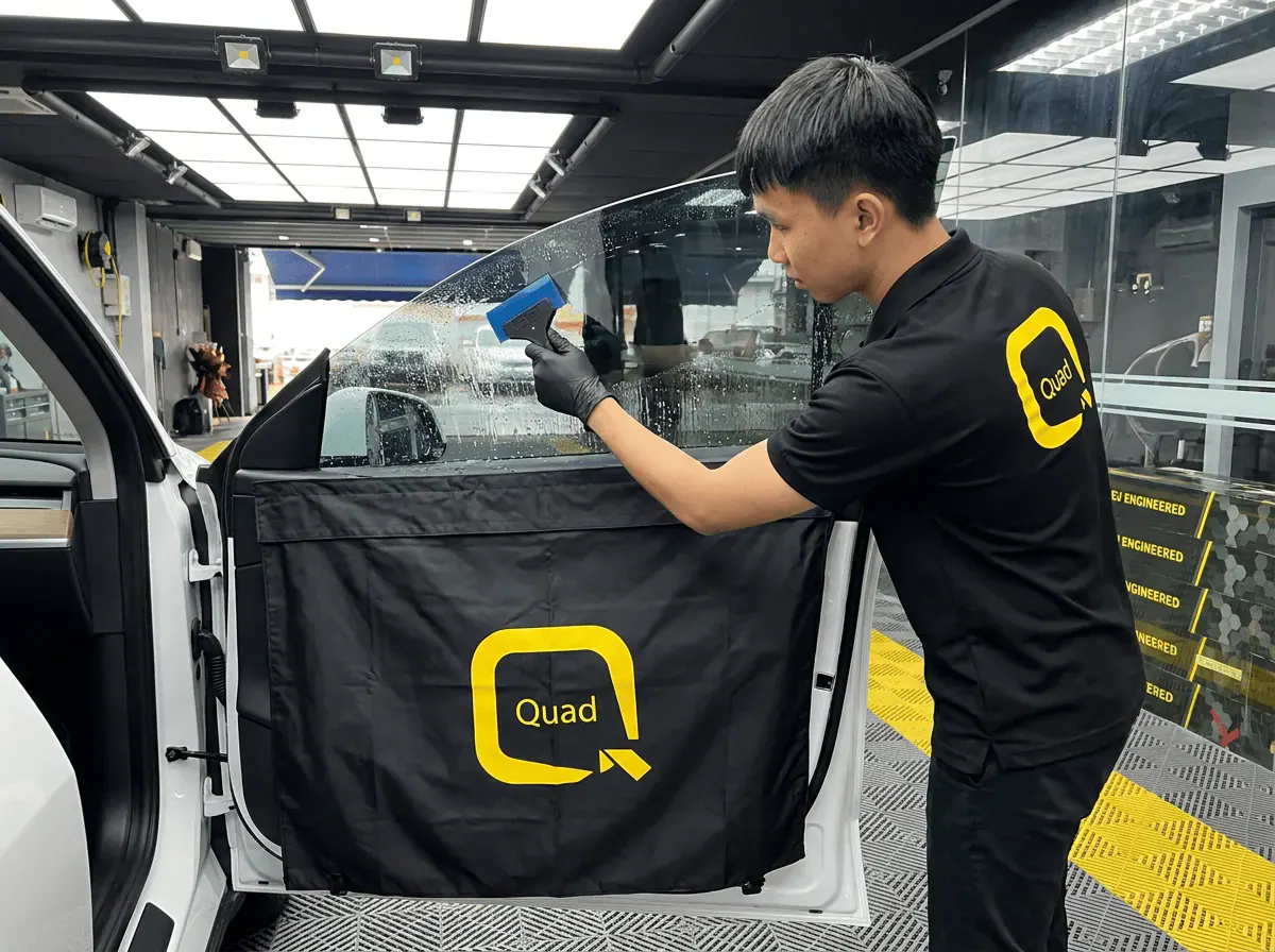 Pemasangan filem dan penyingkiran air semasa pemasangan tinted pada Tesla Model Y