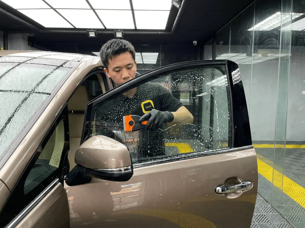 Pembersihan cermin lima peringkat semasa pemasangan tinted pada Toyota Alphard