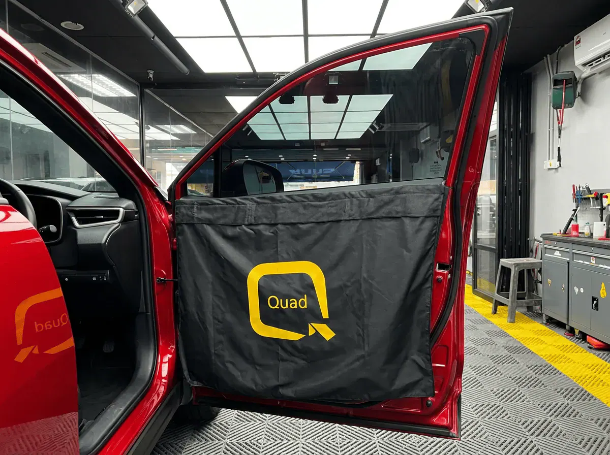 Perlindungan panel pintu semasa pemasangan tinted pada Toyota Corolla Cross