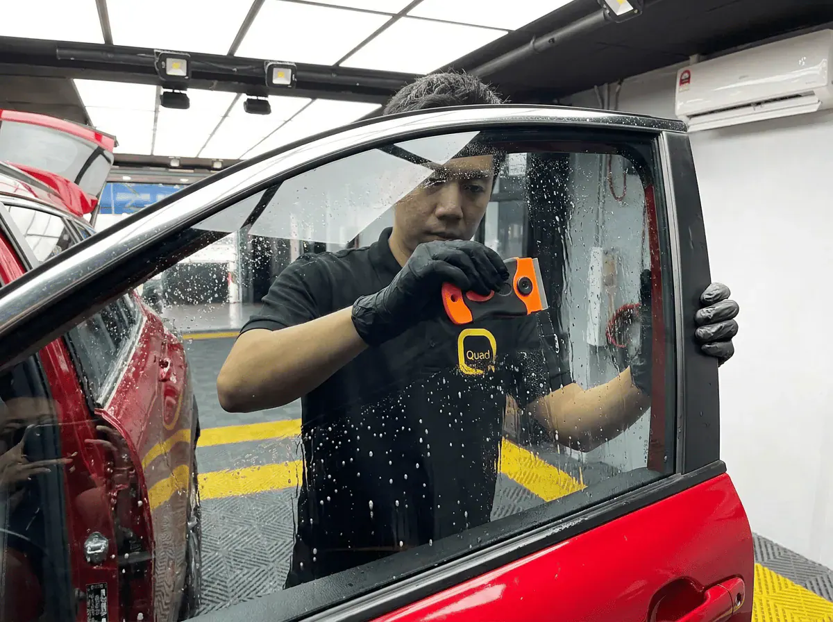 Pembersihan cermin lima peringkat semasa pemasangan tinted pada Toyota Corolla Cross