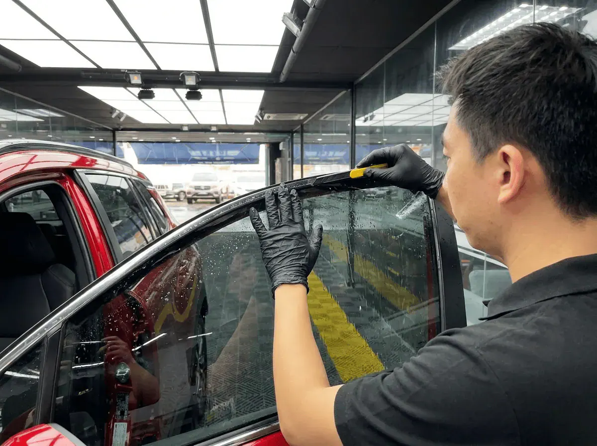 Pemotongan filem tepat semasa pemasangan tinted pada Toyota Corolla Cross