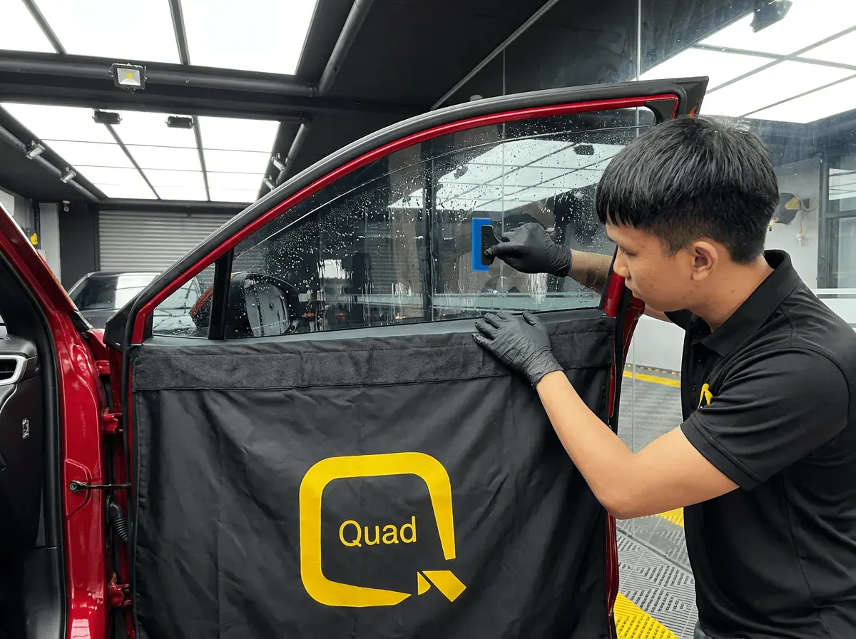 Pemasangan filem dan penyingkiran air semasa pemasangan tinted pada Toyota Corolla Cross