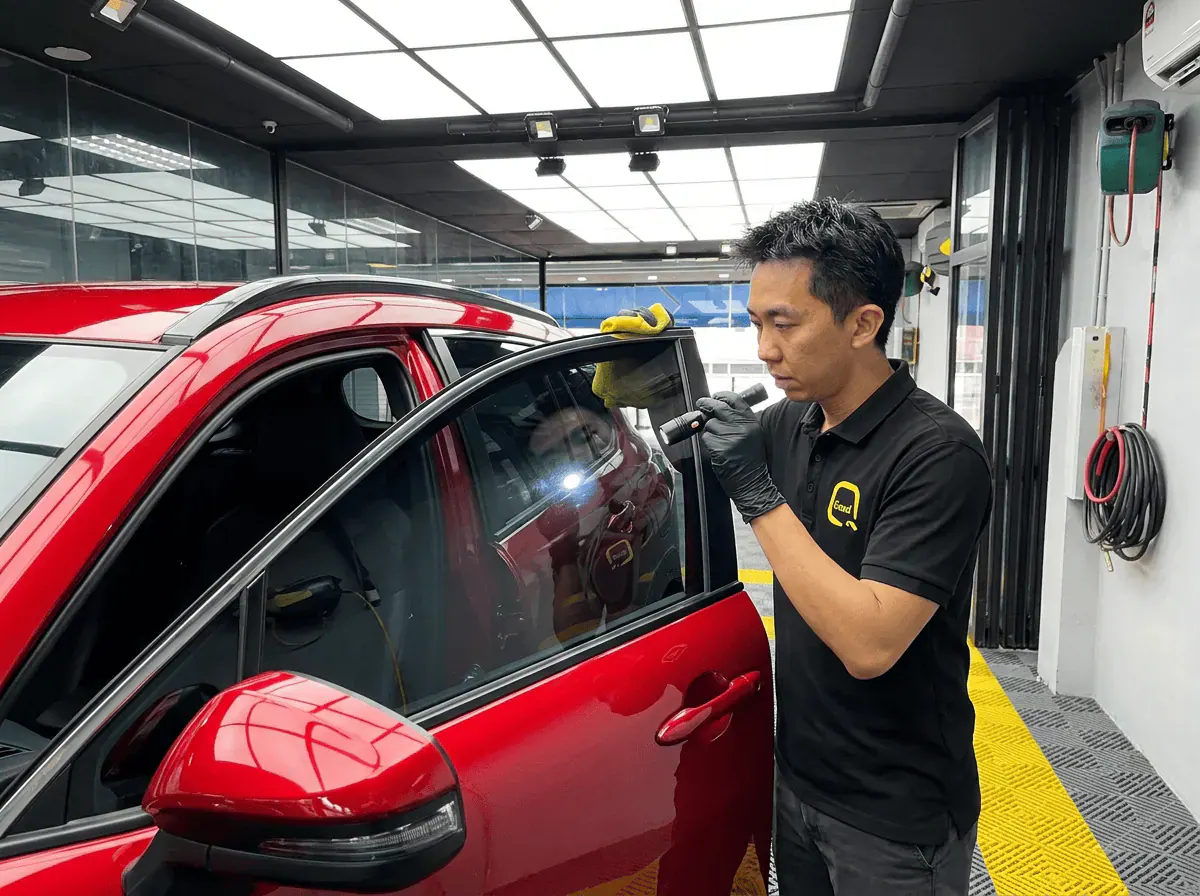 Pemeriksaan kualiti dengan lampu suluh semasa pemasangan tinted pada Toyota Corolla Cross