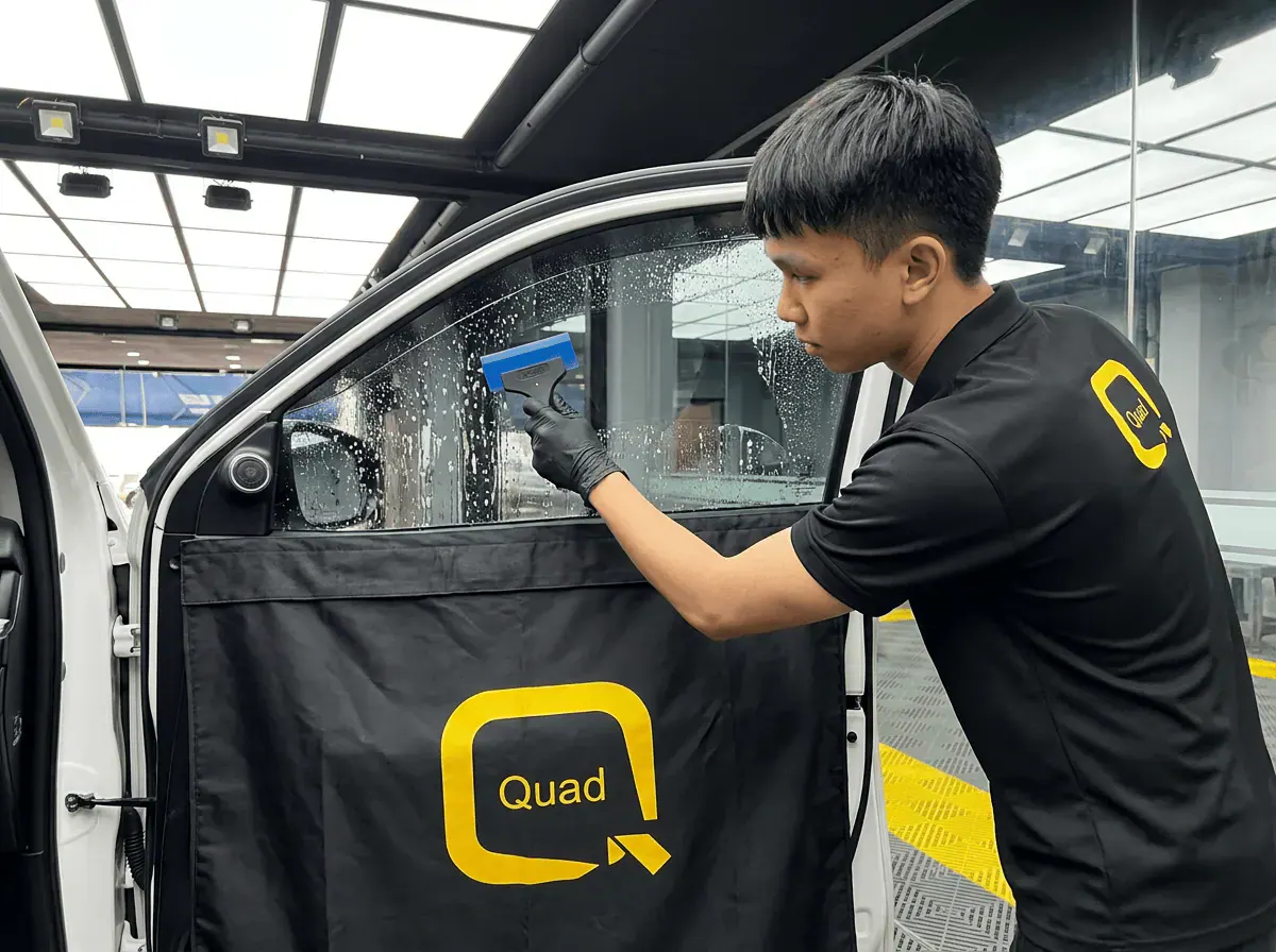Pemasangan filem dan penyingkiran air semasa pemasangan tinted pada Toyota Fortuner