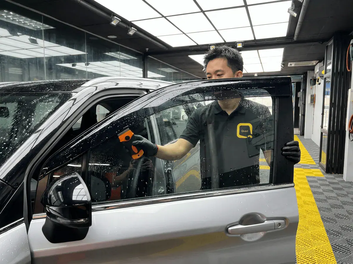 Pembersihan cermin lima peringkat semasa pemasangan tinted pada Toyota Veloz