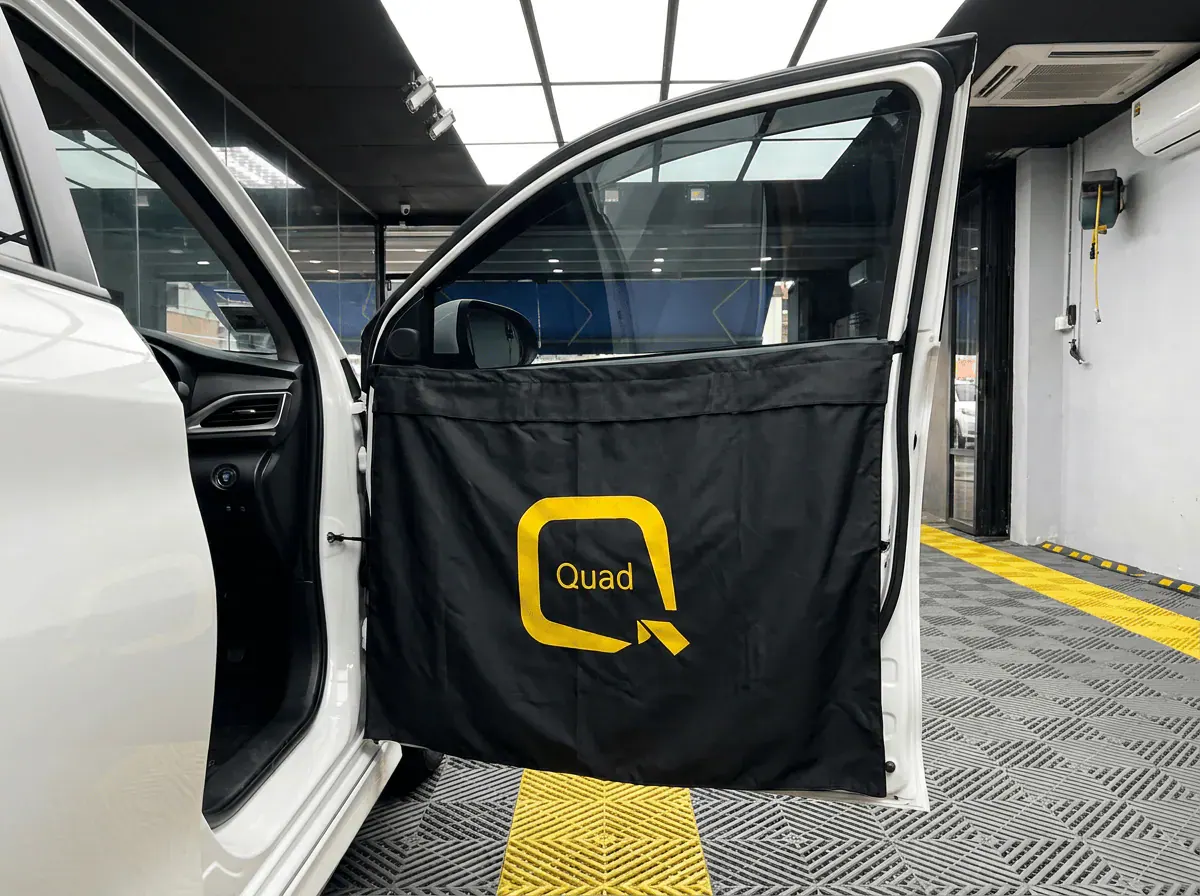 Perlindungan panel pintu semasa pemasangan tinted pada Toyota Vios