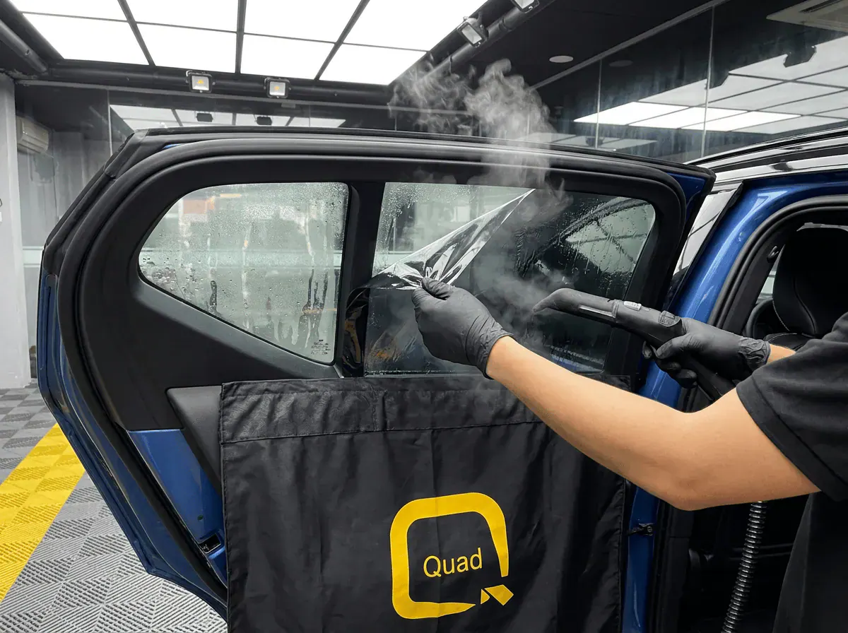 Menanggalkan tinted lama semasa pemasangan tinted pada Volvo XC40
