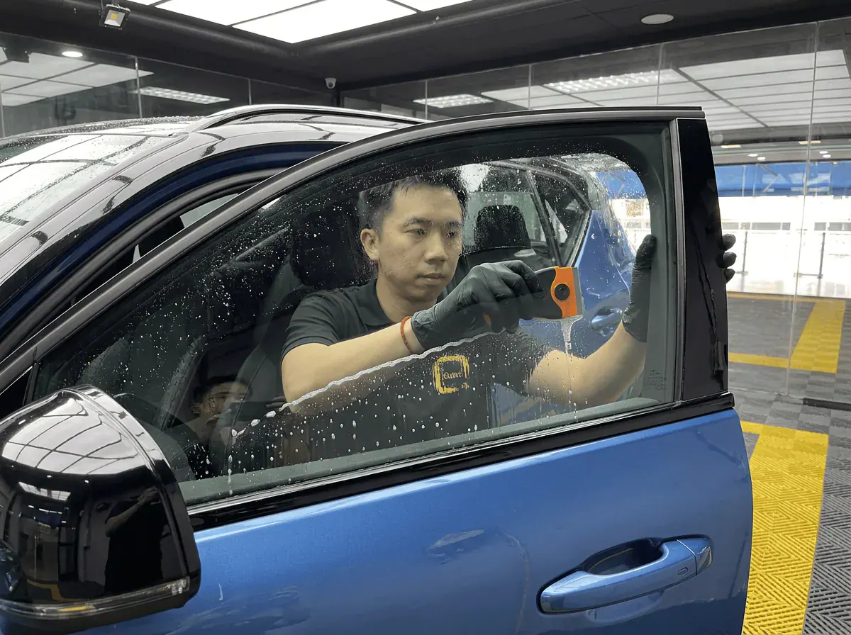 Pembersihan cermin lima peringkat semasa pemasangan tinted pada Volvo XC40