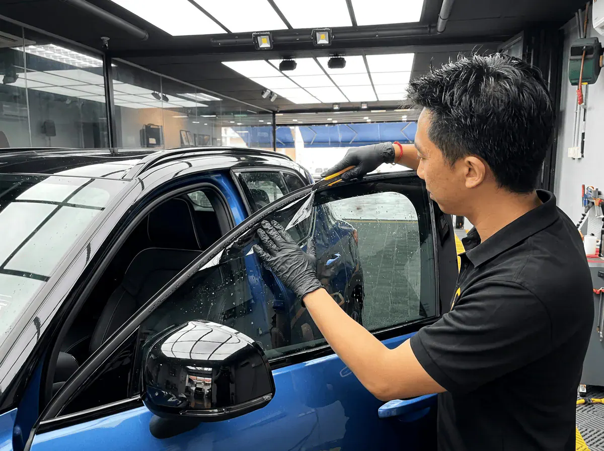 Pemotongan filem tepat semasa pemasangan tinted pada Volvo XC40