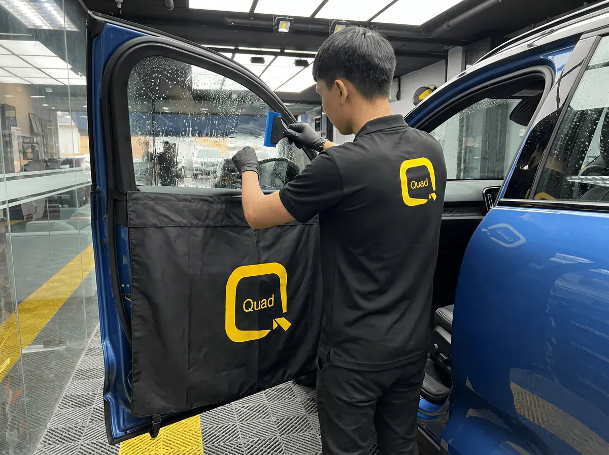 Pemasangan filem dan penyingkiran air semasa pemasangan tinted pada Volvo XC40