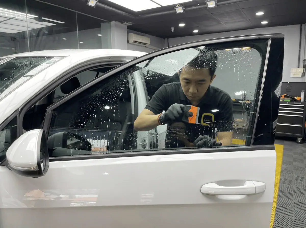 Pembersihan cermin lima peringkat semasa pemasangan tinted pada Volkswagen Golf