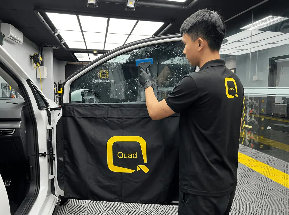 Pemasangan filem dan penyingkiran air semasa pemasangan tinted pada Volkswagen Golf
