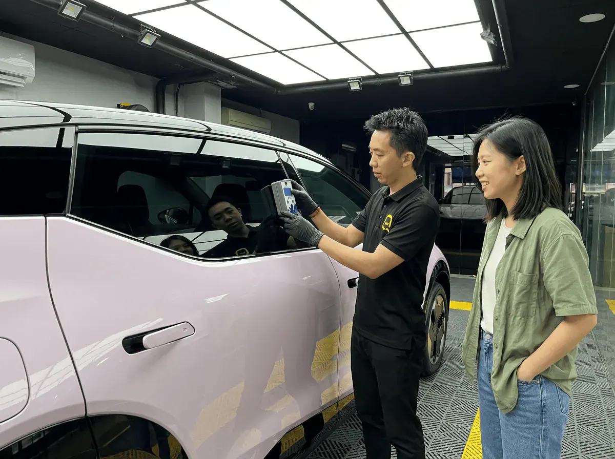 Pemeriksaan cermin dan semakan VLT semasa pemasangan tinted pada Zeekr X