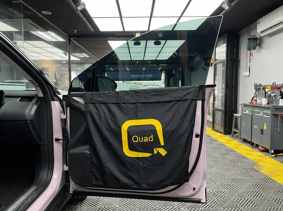 Perlindungan panel pintu semasa pemasangan tinted pada Zeekr X