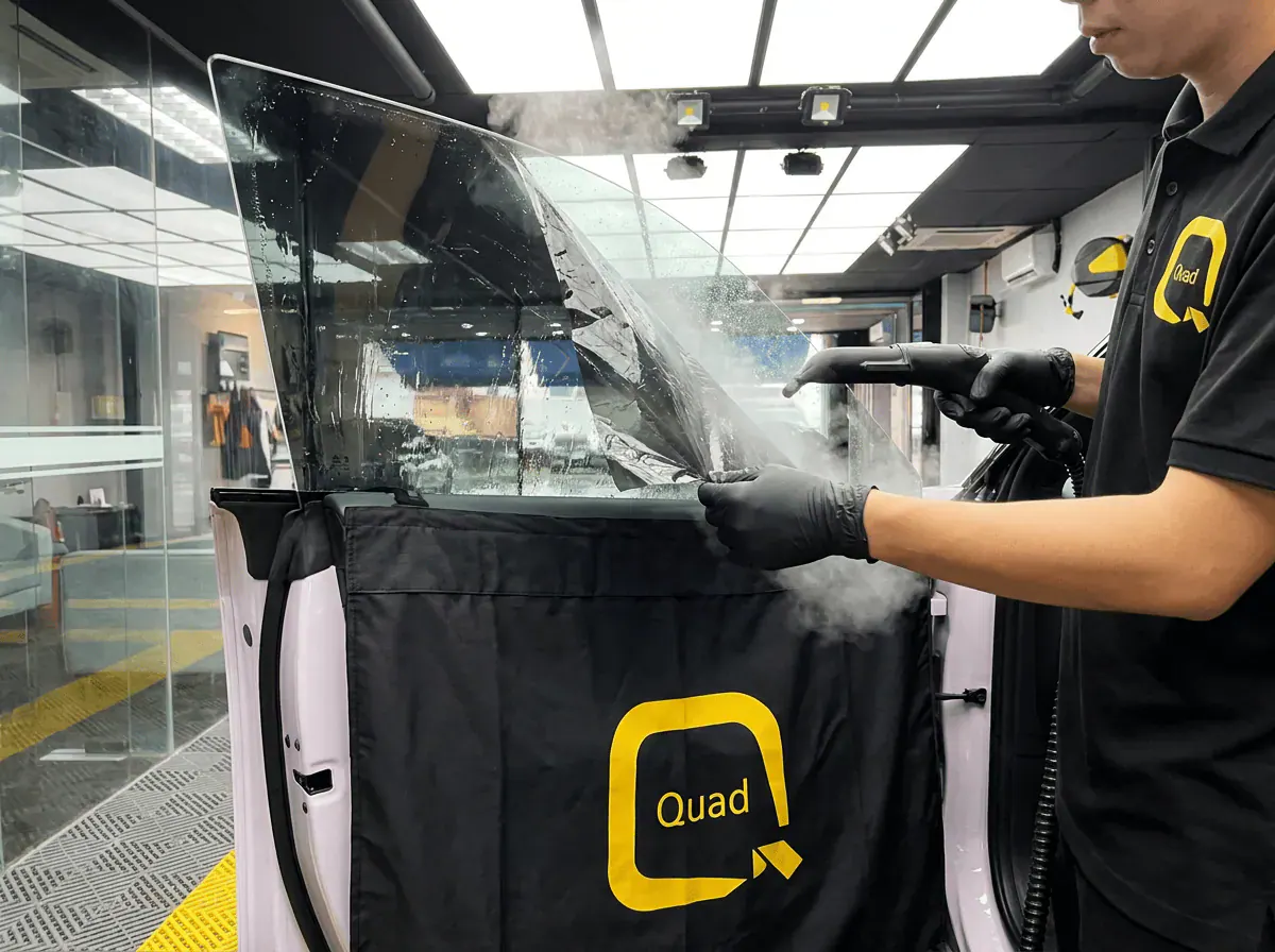 Menanggalkan tinted lama semasa pemasangan tinted pada Zeekr X