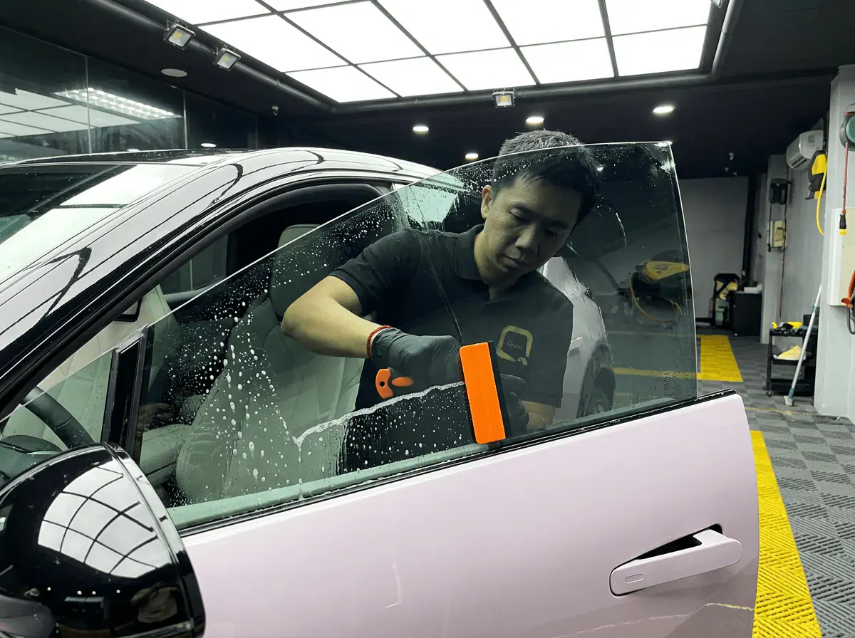 Pembersihan cermin lima peringkat semasa pemasangan tinted pada Zeekr X