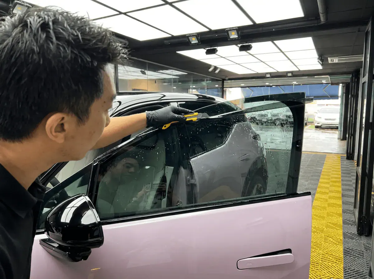Pemotongan filem tepat semasa pemasangan tinted pada Zeekr X
