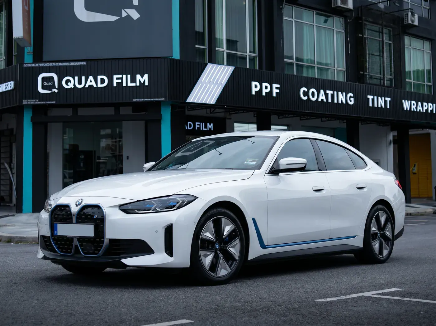 BMW i4 dengan PPF penuh Quad Film