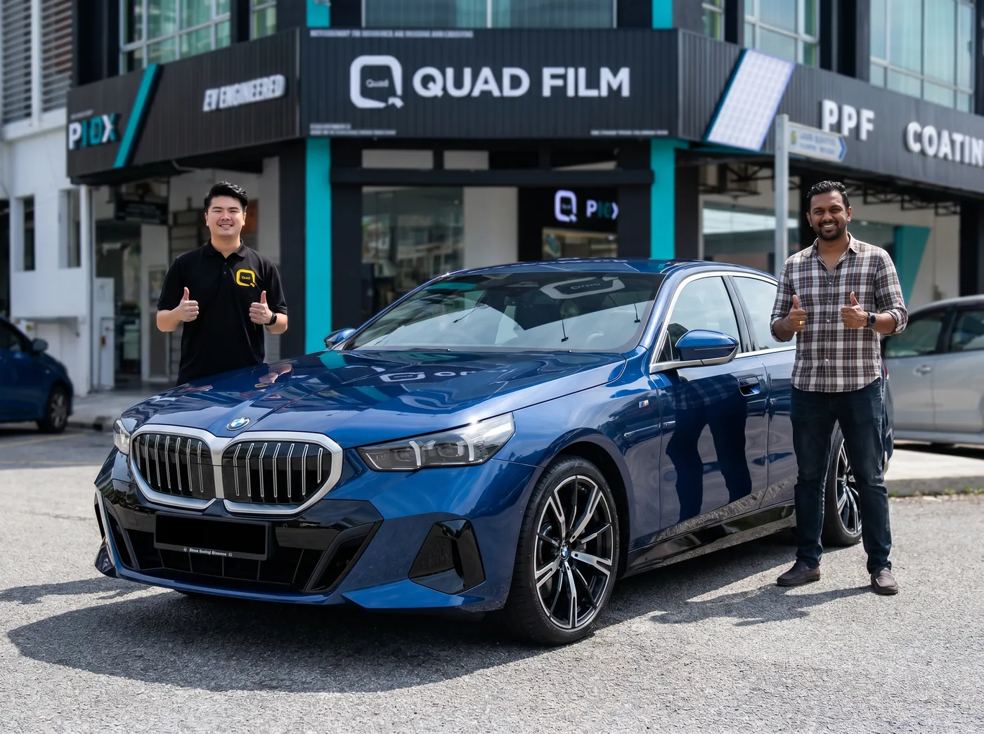 Pasukan Quad Film bersama pemilik BMW 5 Series selepas pemasangan PPF