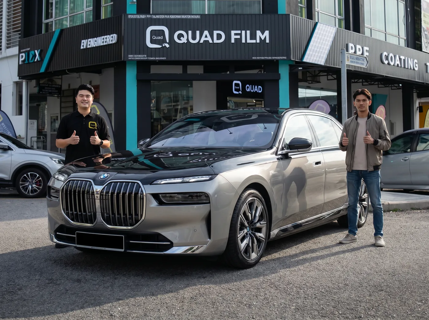 Pasukan Quad Film bersama pemilik BMW 7 Series selepas pemasangan PPF