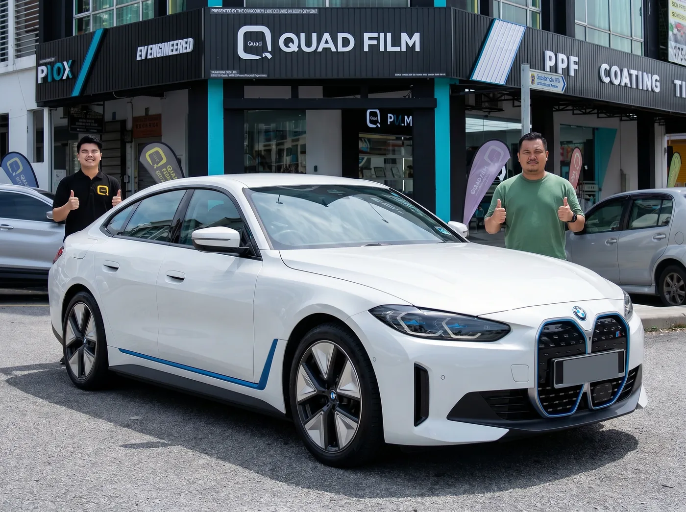 Pasukan Quad Film bersama pemilik BMW i4 selepas pemasangan PPF