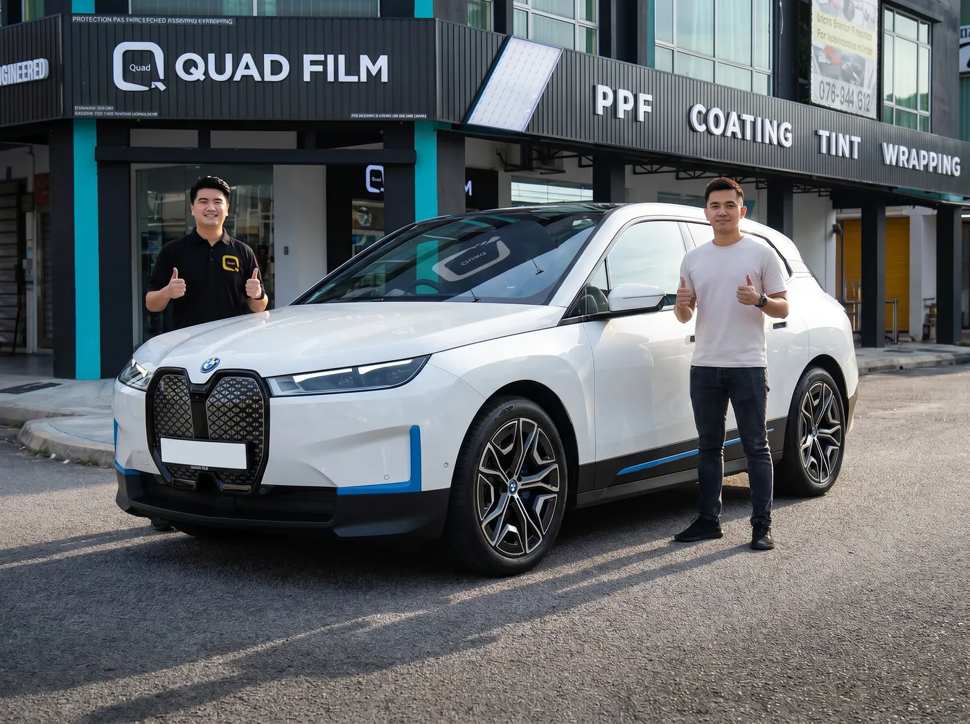 Pasukan Quad Film bersama pemilik BMW iX selepas pemasangan PPF