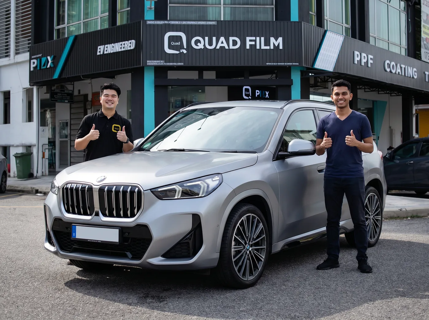 Pasukan Quad Film bersama pemilik BMW X1 selepas pemasangan PPF
