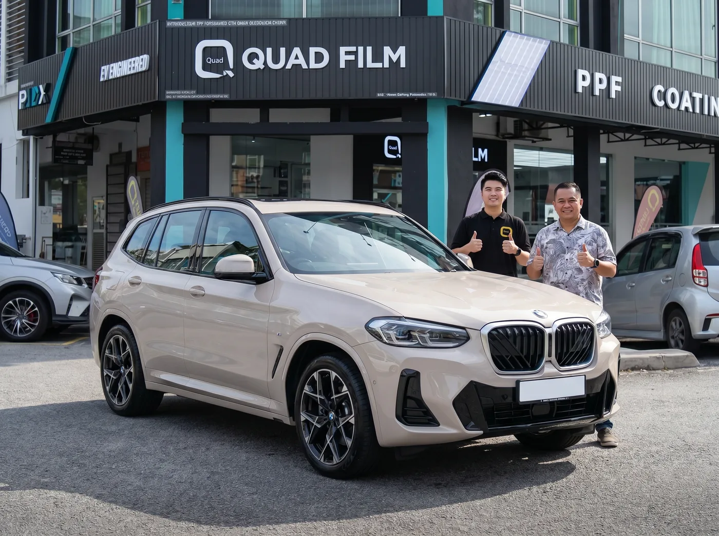 Pasukan Quad Film bersama pemilik BMW X3 selepas pemasangan PPF