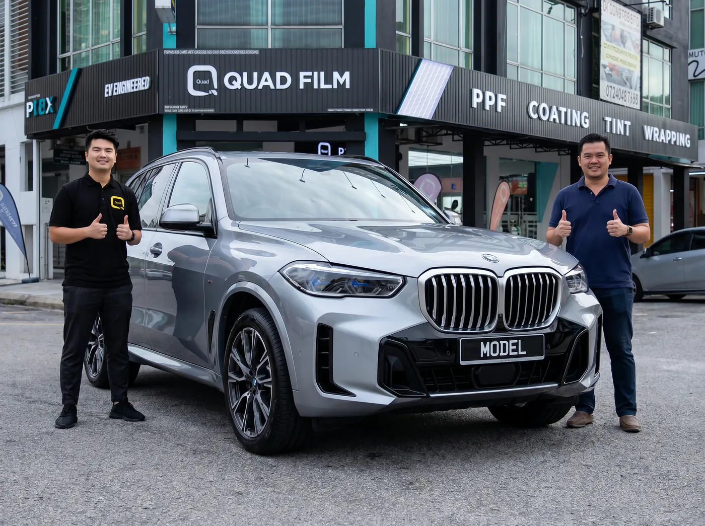 Pasukan Quad Film bersama pemilik BMW X5 selepas pemasangan PPF
