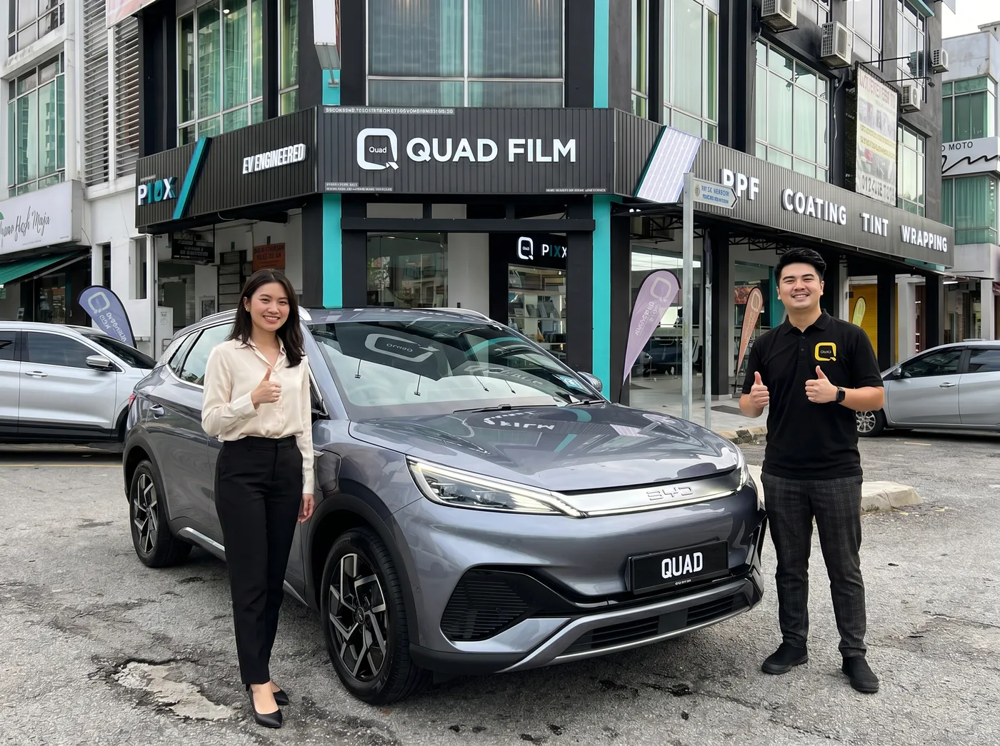 Pasukan Quad Film bersama pemilik BYD Atto 3 selepas pemasangan PPF