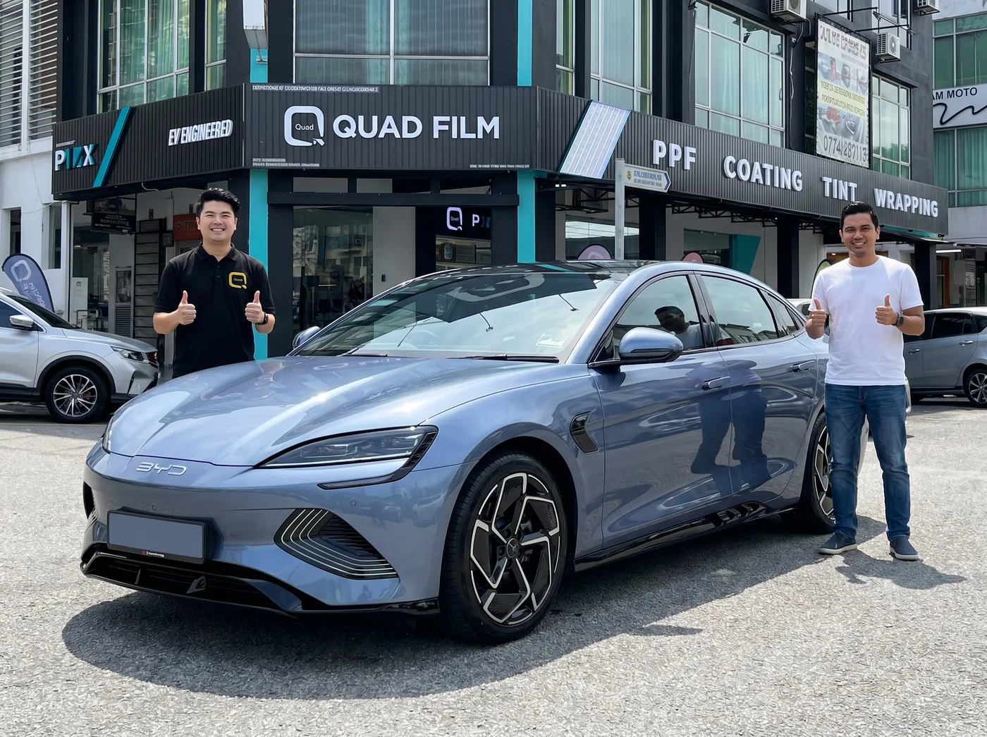 Pasukan Quad Film bersama pemilik BYD Seal selepas pemasangan PPF