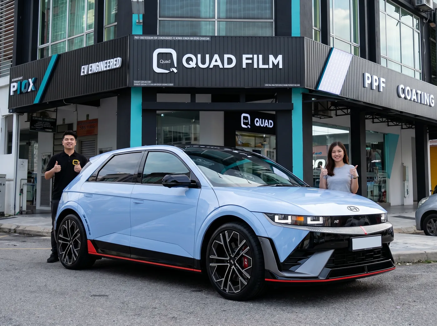 Pasukan Quad Film bersama pemilik Hyundai Ioniq 5 selepas pemasangan PPF
