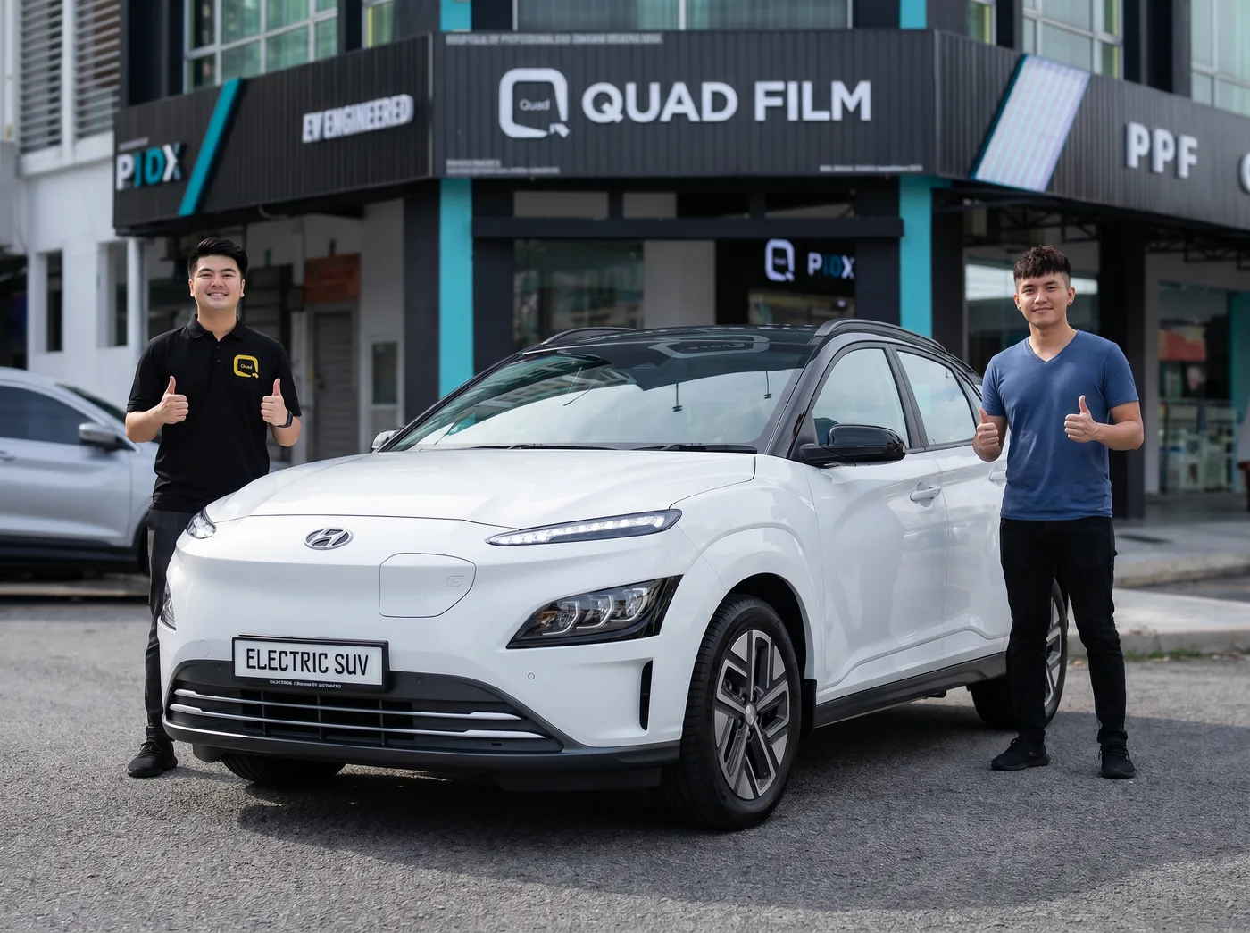 Pasukan Quad Film bersama pemilik Hyundai Kona Electric selepas pemasangan PPF